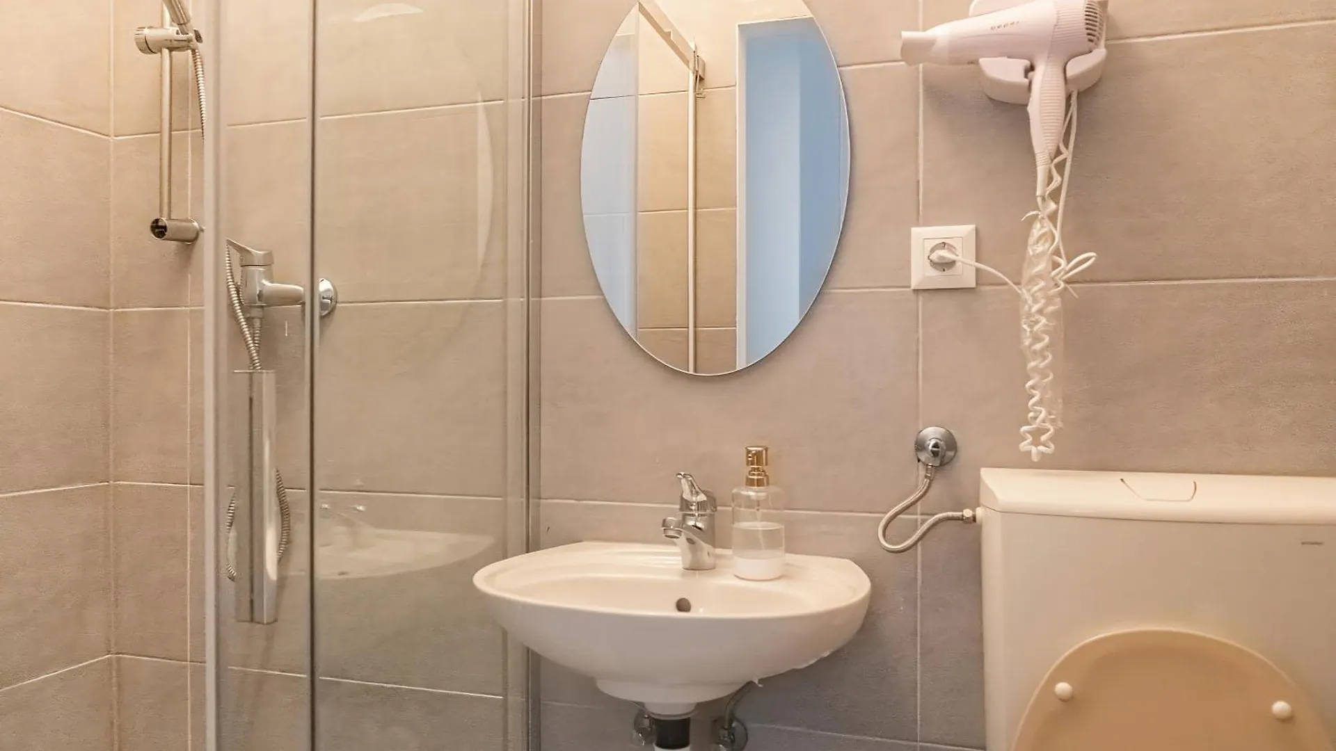 Attractive 2 Bedroom Apt. Near Vienna Akh Ideal For All